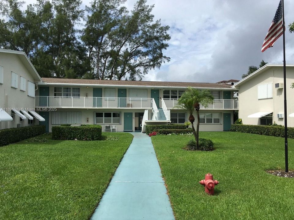 合同活跃: $1,750 (1 贝兹, 1 浴室, 587 平方英尺)