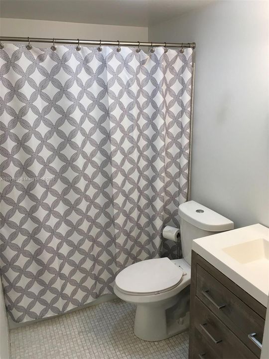 合同活跃: $1,750 (1 贝兹, 1 浴室, 587 平方英尺)