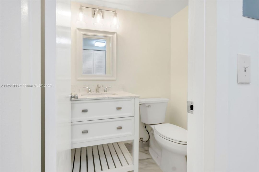 合同活跃: $89,900 (1 贝兹, 1 浴室, 720 平方英尺)