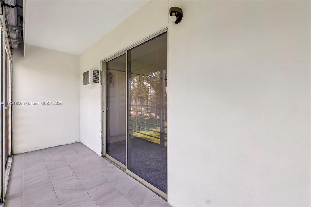 合同活跃: $89,900 (1 贝兹, 1 浴室, 720 平方英尺)