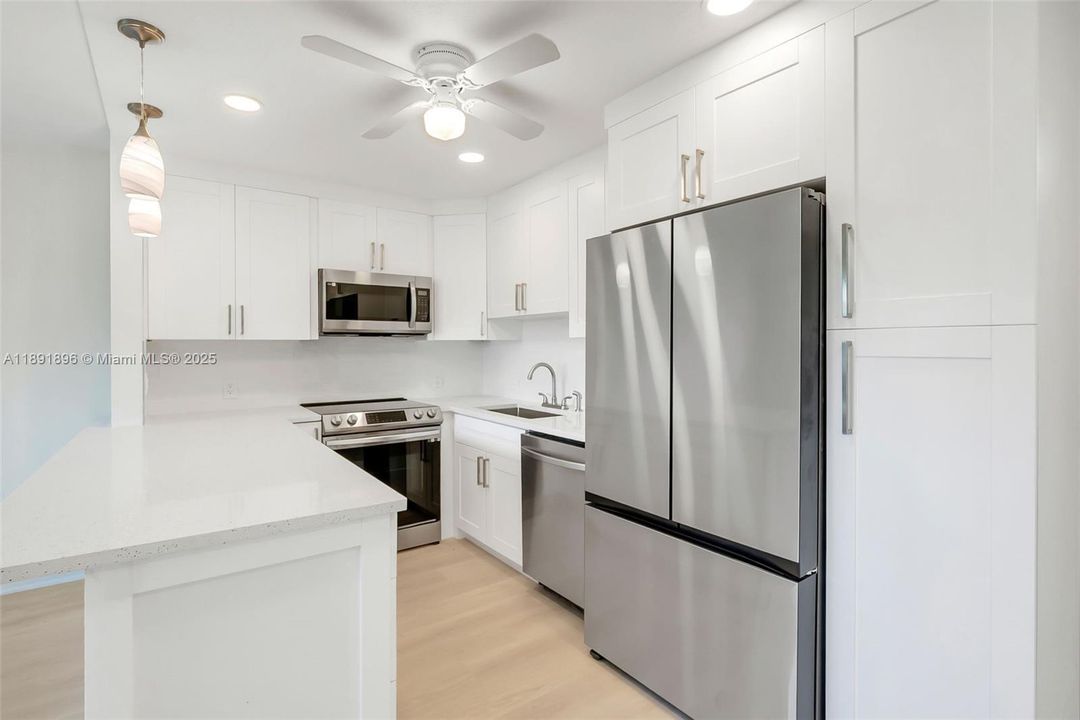 合同活跃: $89,900 (1 贝兹, 1 浴室, 720 平方英尺)