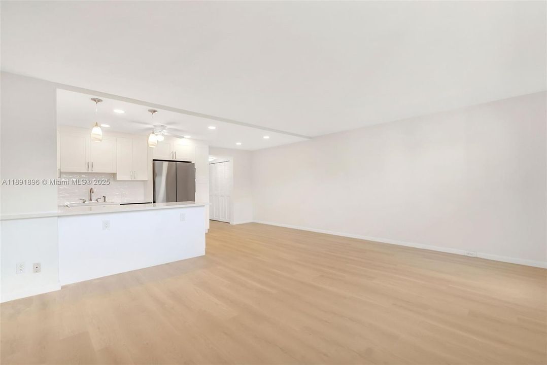 合同活跃: $89,900 (1 贝兹, 1 浴室, 720 平方英尺)