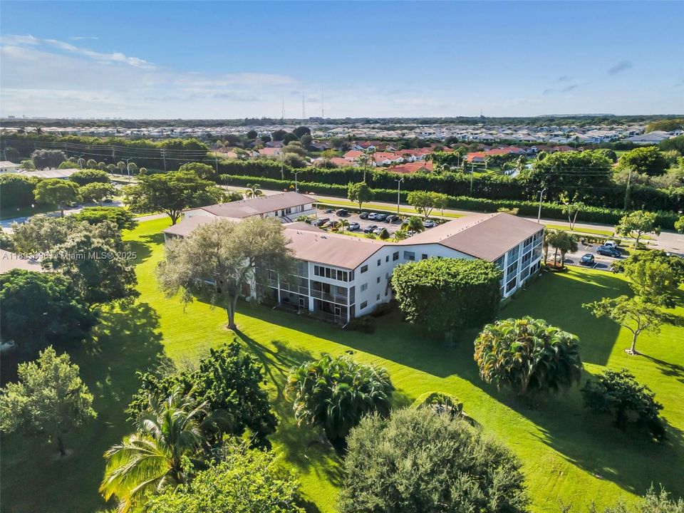 合同活跃: $89,900 (1 贝兹, 1 浴室, 720 平方英尺)