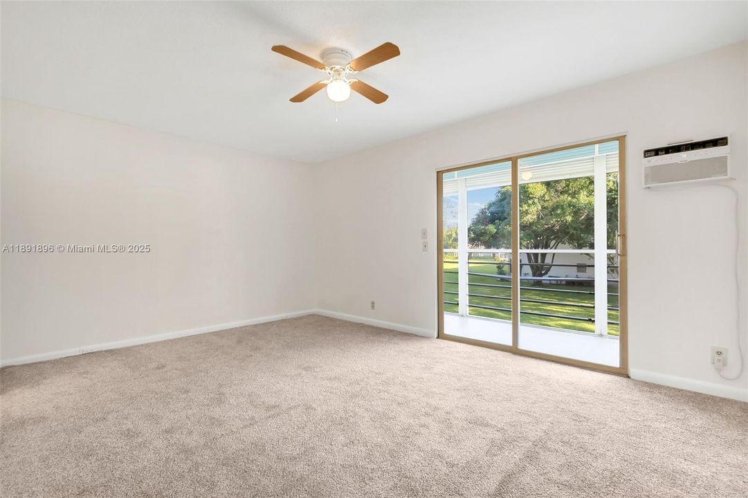 合同活跃: $89,900 (1 贝兹, 1 浴室, 720 平方英尺)