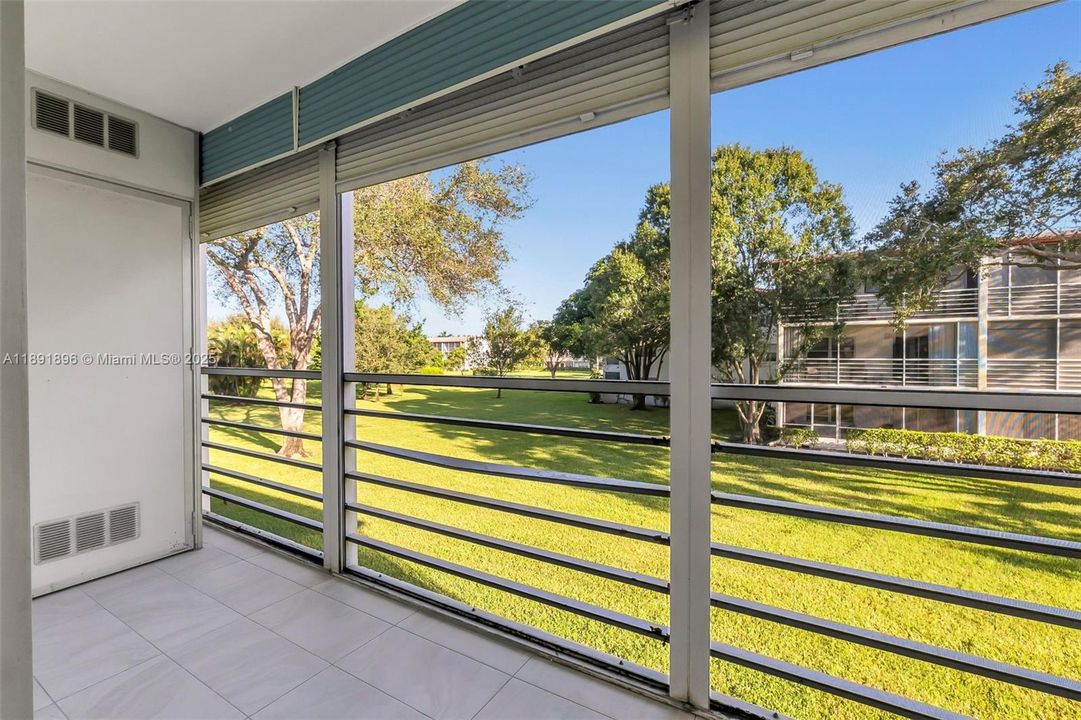 合同活跃: $89,900 (1 贝兹, 1 浴室, 720 平方英尺)