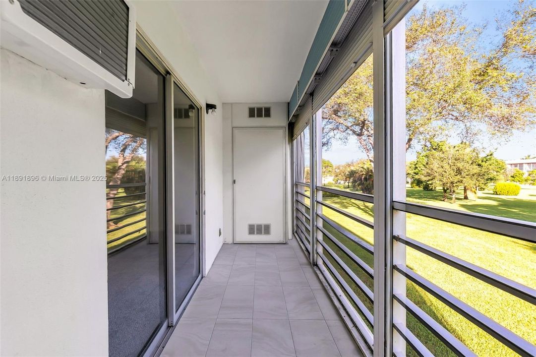 合同活跃: $89,900 (1 贝兹, 1 浴室, 720 平方英尺)