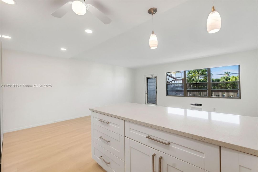 合同活跃: $89,900 (1 贝兹, 1 浴室, 720 平方英尺)