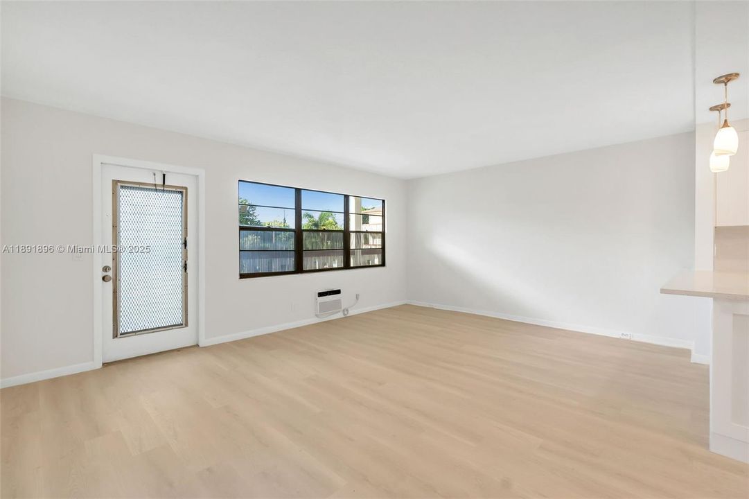 合同活跃: $89,900 (1 贝兹, 1 浴室, 720 平方英尺)