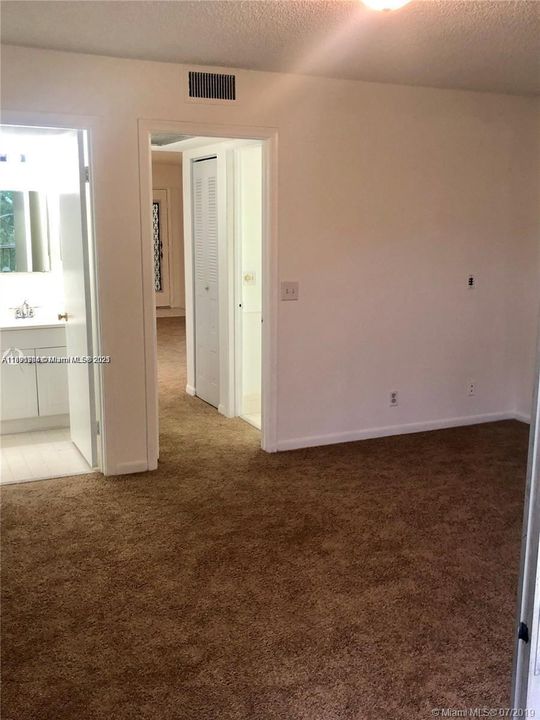 待售: $155,000 (1 贝兹, 1 浴室, 811 平方英尺)