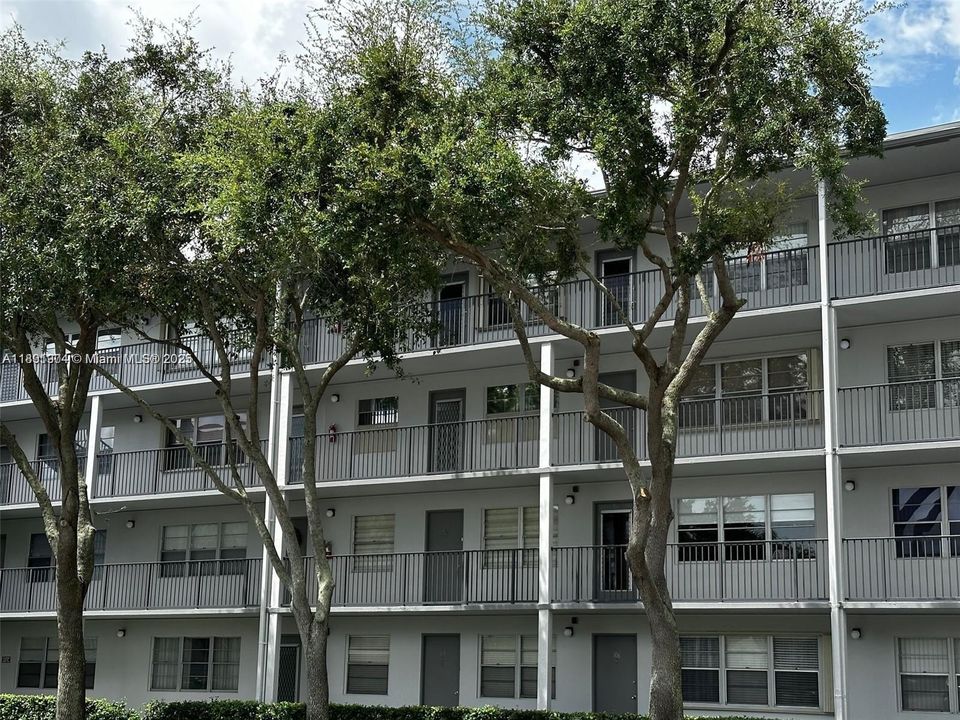 待售: $155,000 (1 贝兹, 1 浴室, 811 平方英尺)