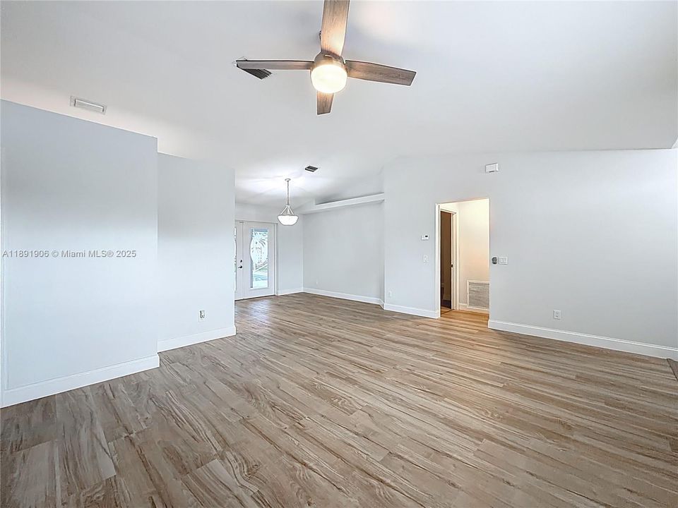 Recently Sold: $415,000 (3 beds, 2 baths, 1273 Square Feet)