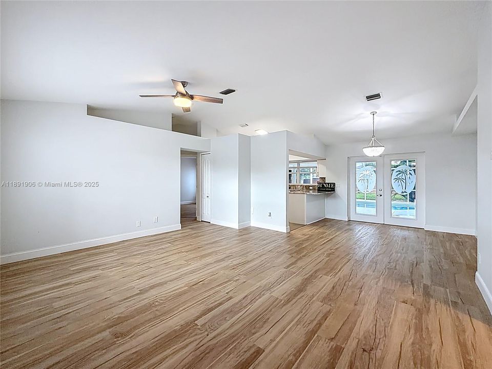 Recently Sold: $415,000 (3 beds, 2 baths, 1273 Square Feet)