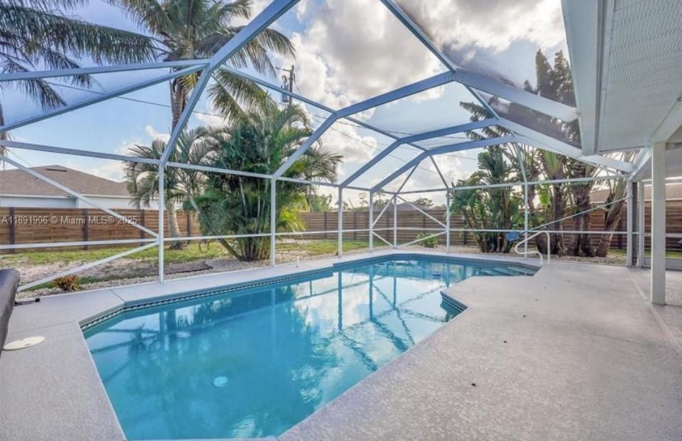 Recently Sold: $415,000 (3 beds, 2 baths, 1273 Square Feet)