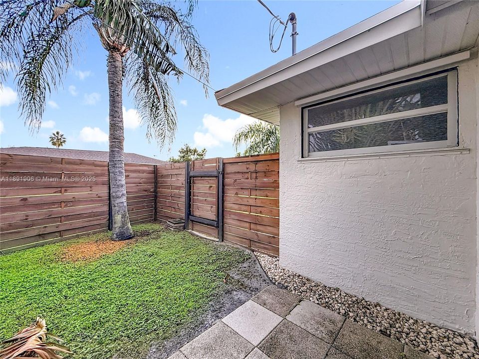 Recently Sold: $415,000 (3 beds, 2 baths, 1273 Square Feet)