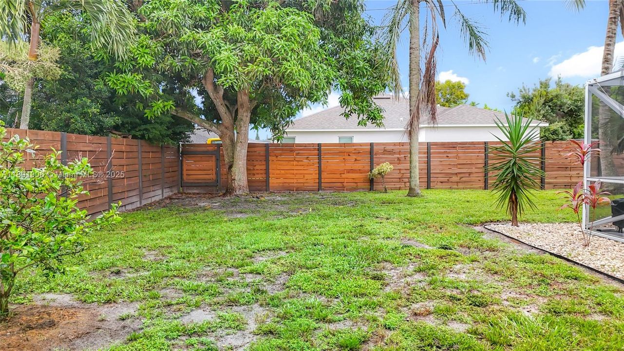 Recently Sold: $415,000 (3 beds, 2 baths, 1273 Square Feet)