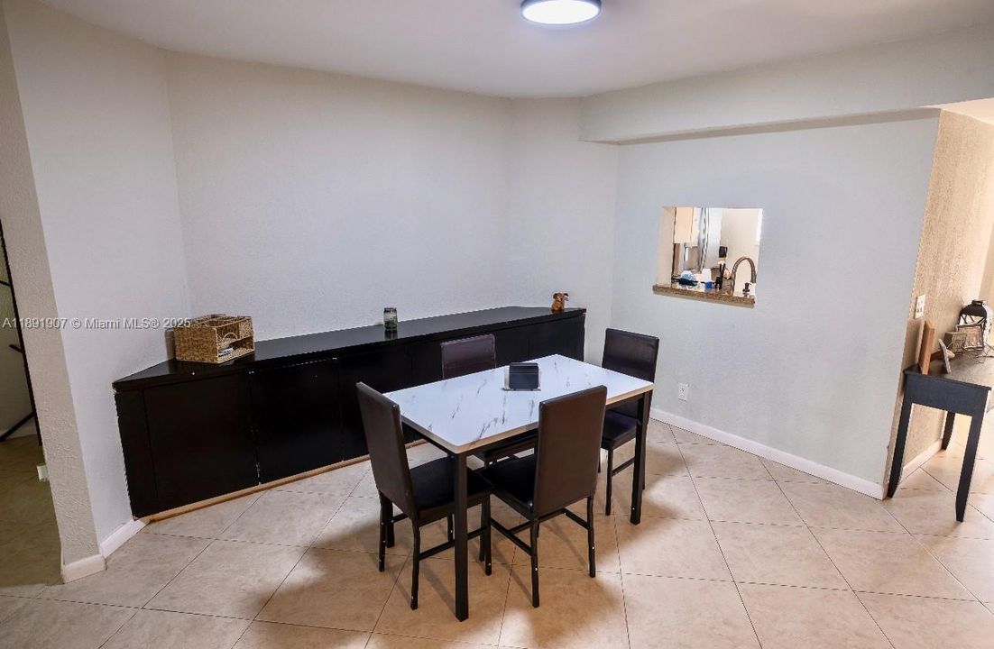 For Sale: $265,000 (2 beds, 2 baths, 1309 Square Feet)