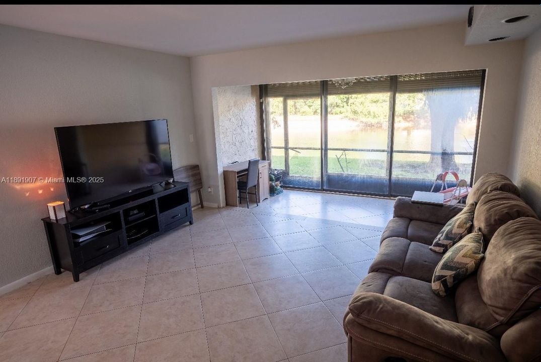 For Sale: $265,000 (2 beds, 2 baths, 1309 Square Feet)