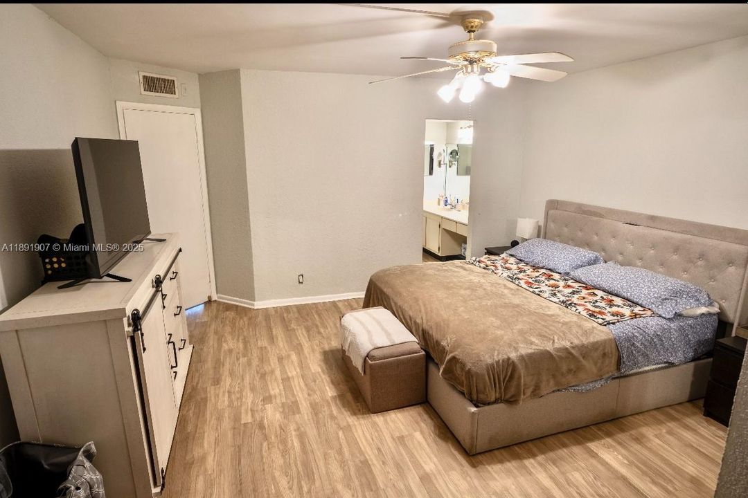 For Sale: $265,000 (2 beds, 2 baths, 1309 Square Feet)