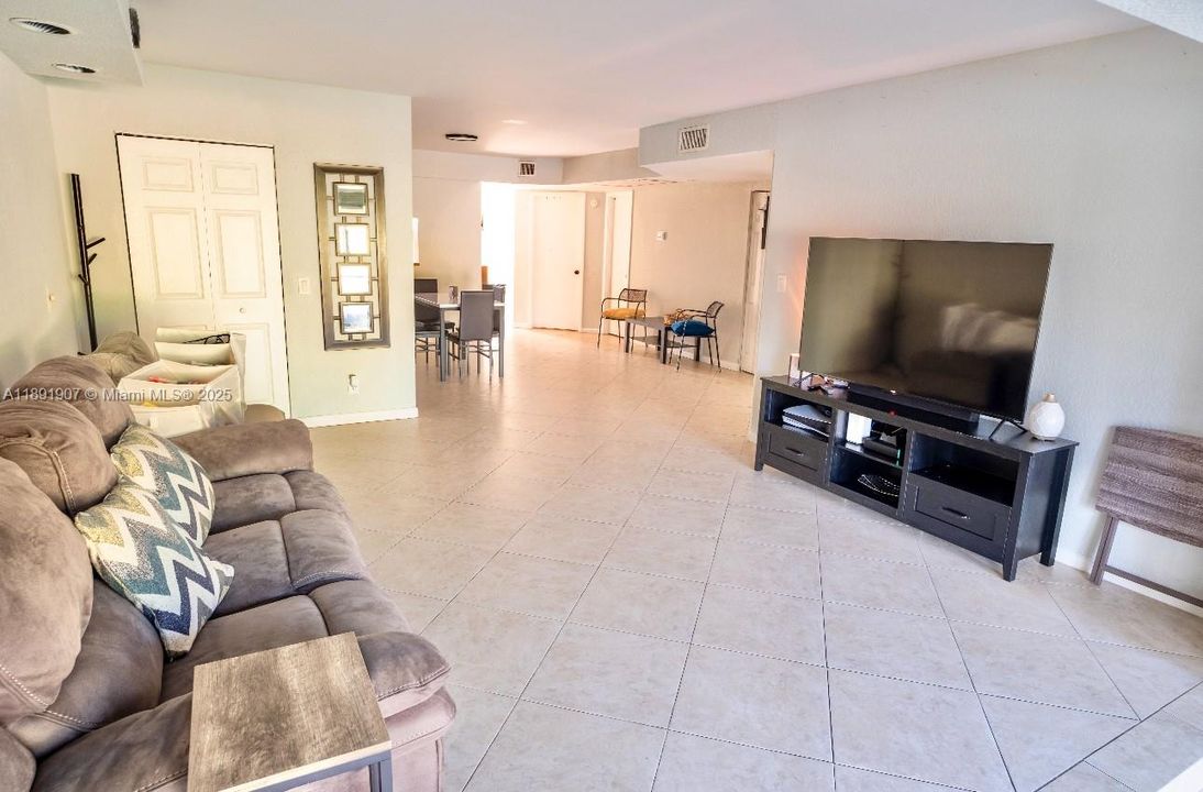 For Sale: $265,000 (2 beds, 2 baths, 1309 Square Feet)