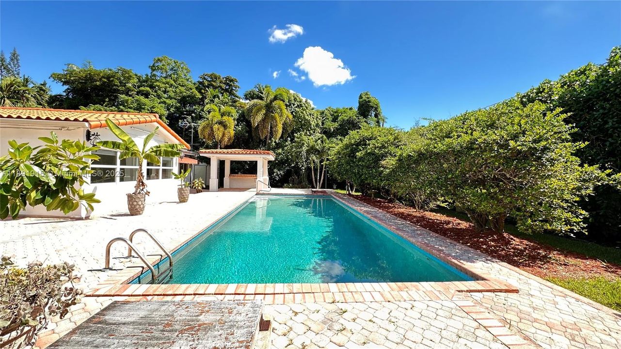 Recently Rented: $9,000 (5 beds, 4 baths, 3462 Square Feet)