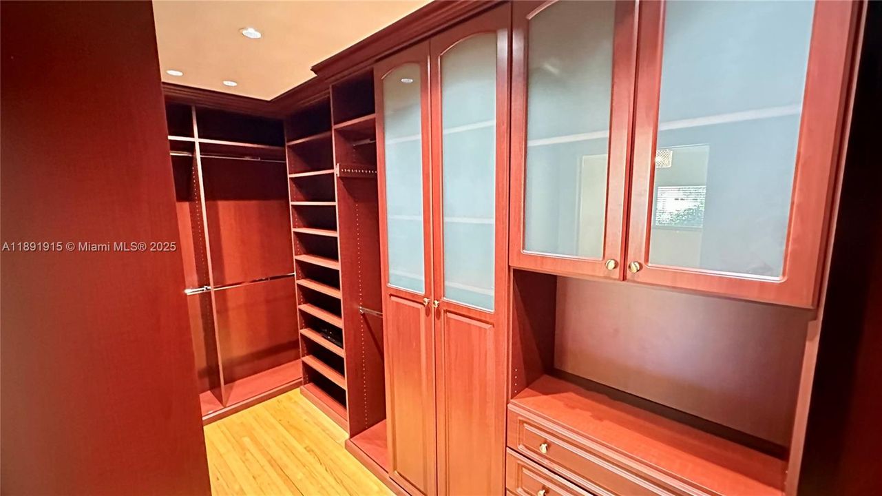 Recently Rented: $9,000 (5 beds, 4 baths, 3462 Square Feet)