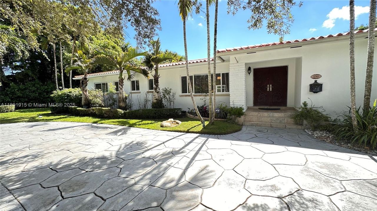 Recently Rented: $9,000 (5 beds, 4 baths, 3462 Square Feet)