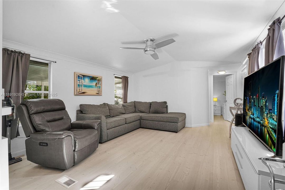 На продажу: $180,000 (2 спален, 2 ванн, 0 Квадратных фут)