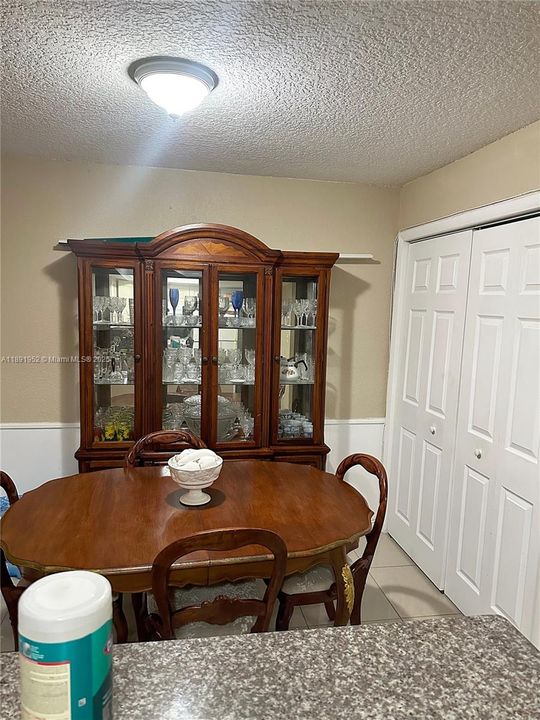 На продажу: $230,000 (2 спален, 1 ванн, 1108 Квадратных фут)