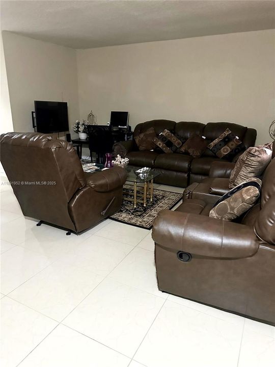 На продажу: $230,000 (2 спален, 1 ванн, 1108 Квадратных фут)