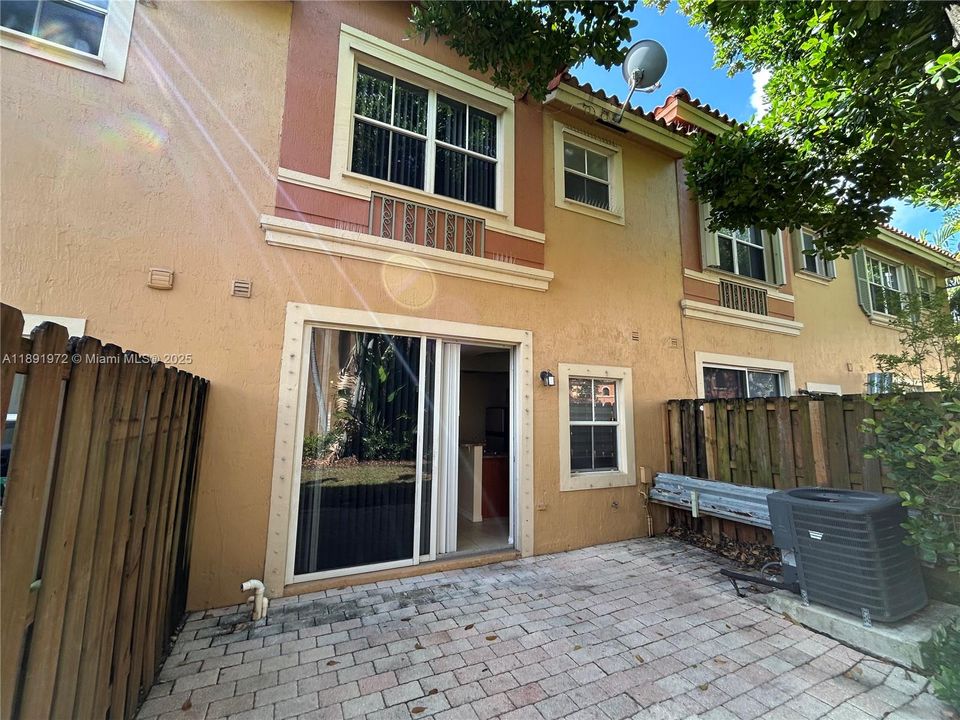 На продажу: $349,000 (3 спален, 3 ванн, 1382 Квадратных фут)