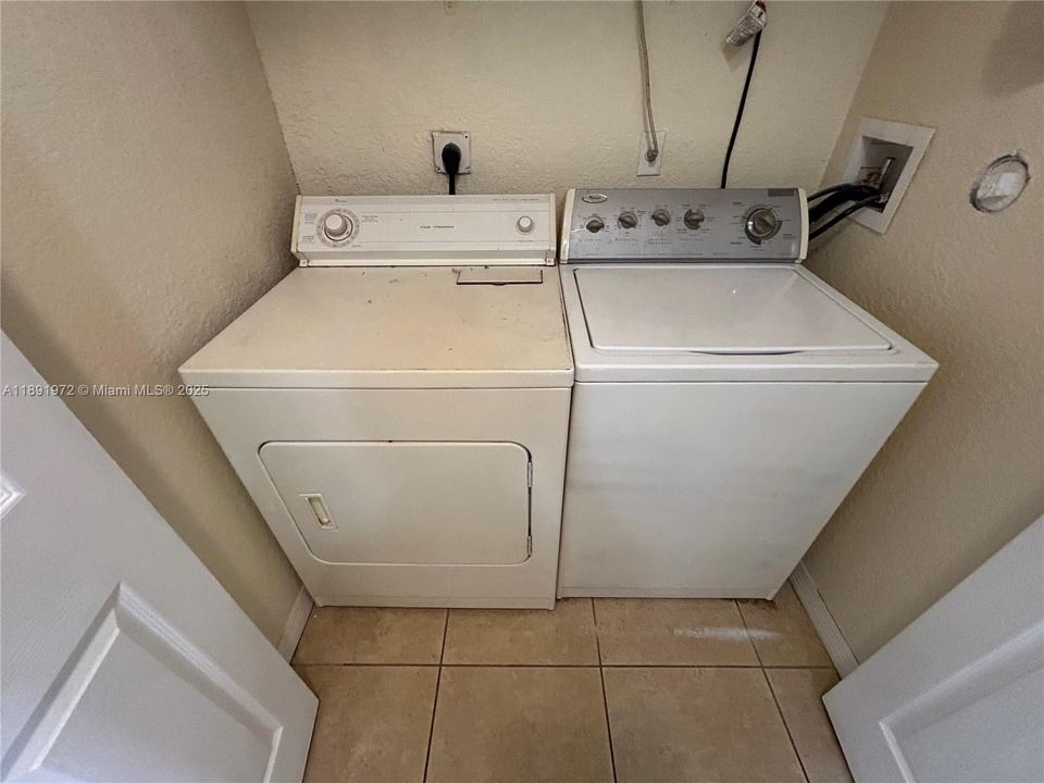 На продажу: $349,000 (3 спален, 3 ванн, 1382 Квадратных фут)