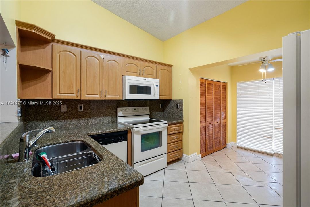 合同活跃: $400,000 (3 贝兹, 2 浴室, 1070 平方英尺)