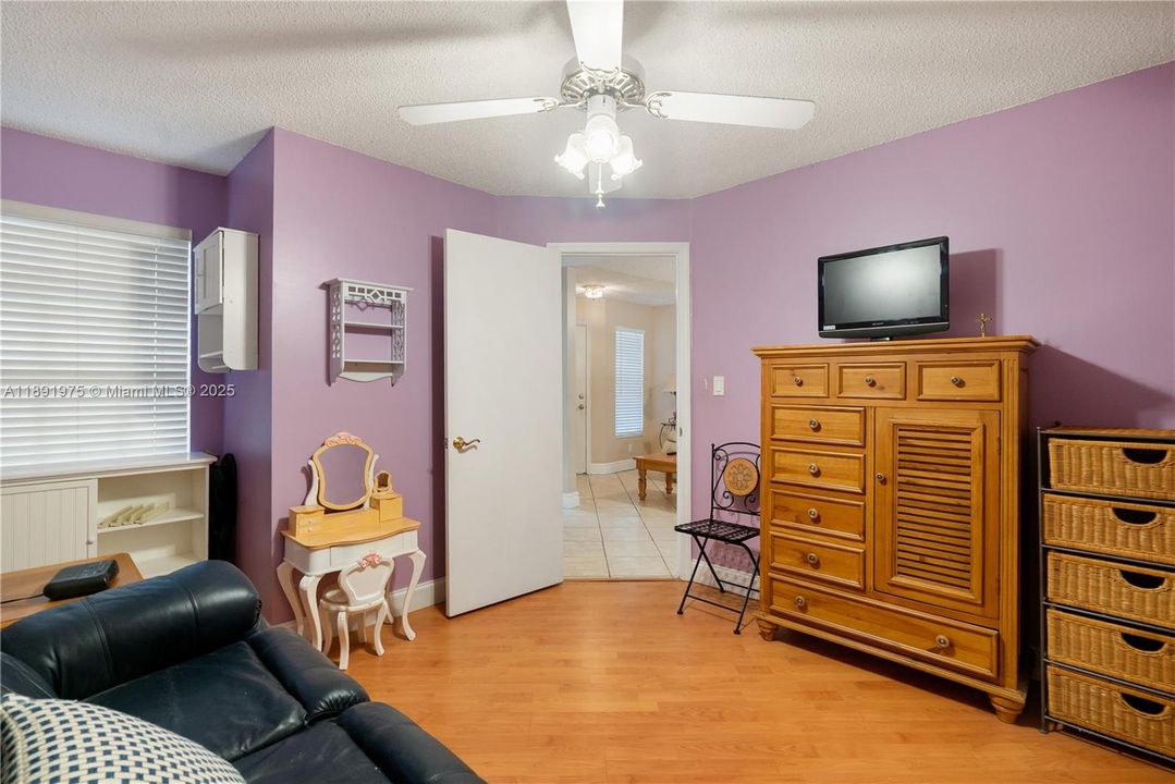 合同活跃: $400,000 (3 贝兹, 2 浴室, 1070 平方英尺)