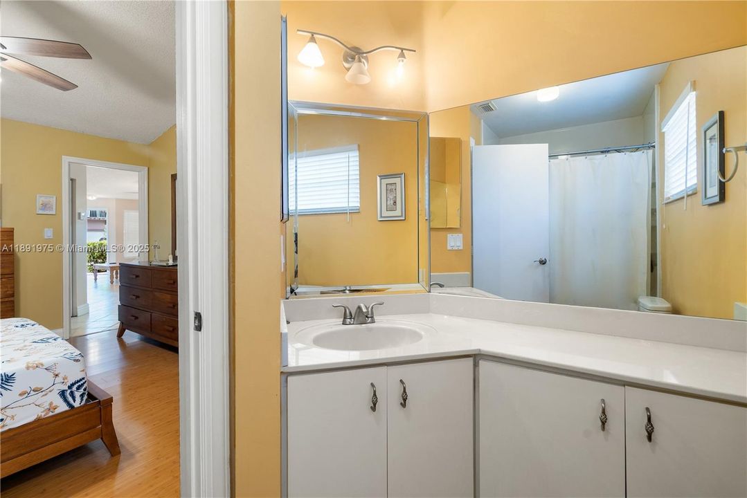 合同活跃: $400,000 (3 贝兹, 2 浴室, 1070 平方英尺)