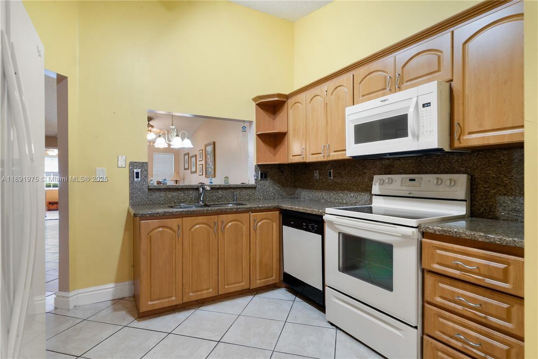 合同活跃: $400,000 (3 贝兹, 2 浴室, 1070 平方英尺)