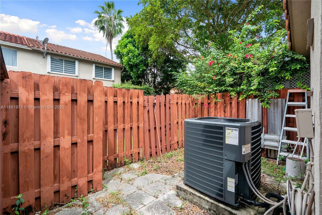 合同活跃: $400,000 (3 贝兹, 2 浴室, 1070 平方英尺)