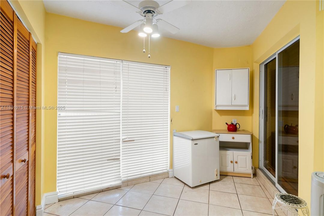 合同活跃: $400,000 (3 贝兹, 2 浴室, 1070 平方英尺)