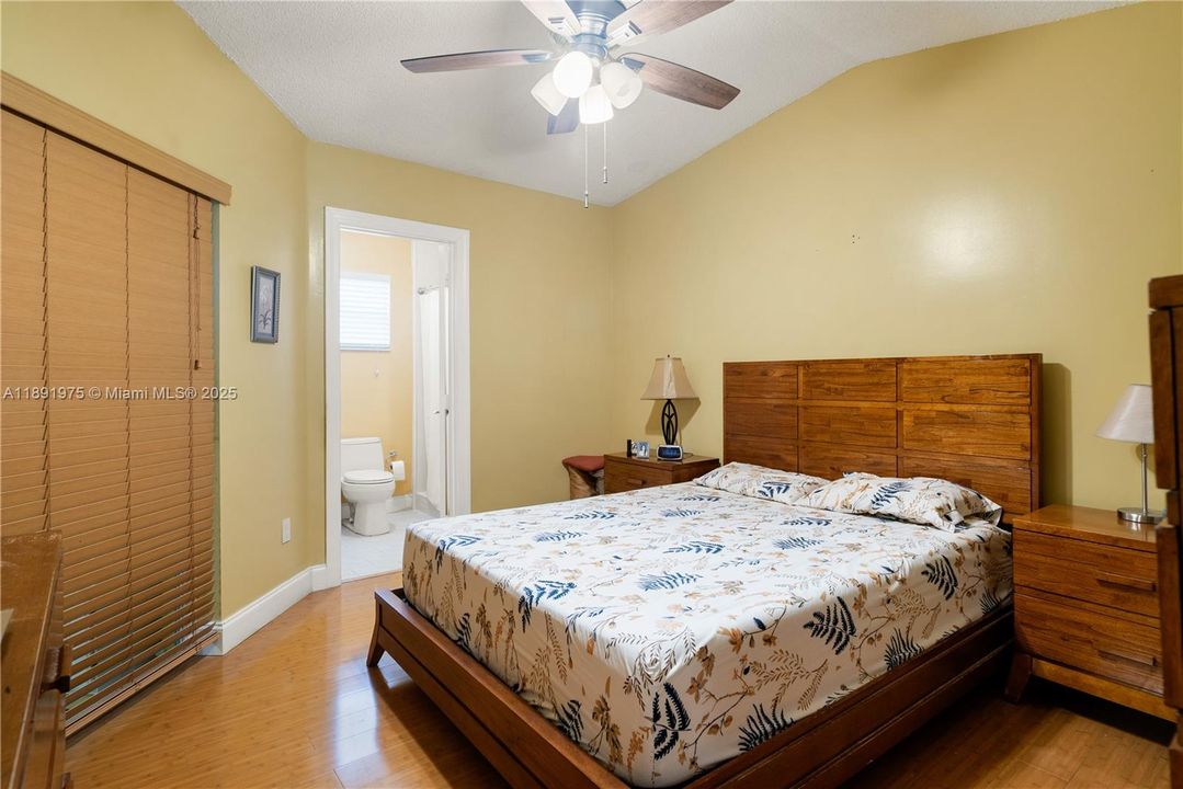 合同活跃: $400,000 (3 贝兹, 2 浴室, 1070 平方英尺)