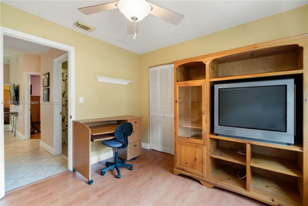 合同活跃: $400,000 (3 贝兹, 2 浴室, 1070 平方英尺)