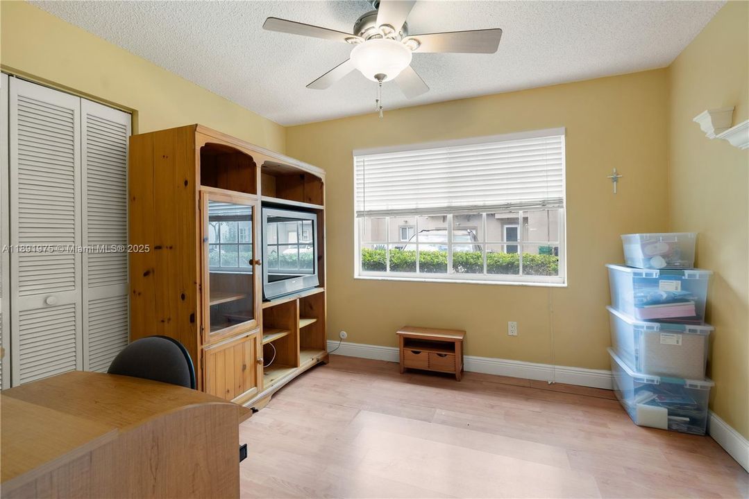 合同活跃: $400,000 (3 贝兹, 2 浴室, 1070 平方英尺)