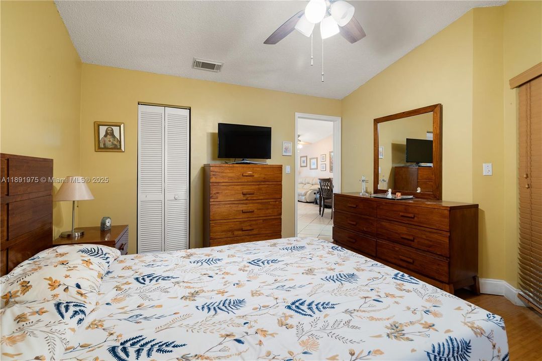 合同活跃: $400,000 (3 贝兹, 2 浴室, 1070 平方英尺)