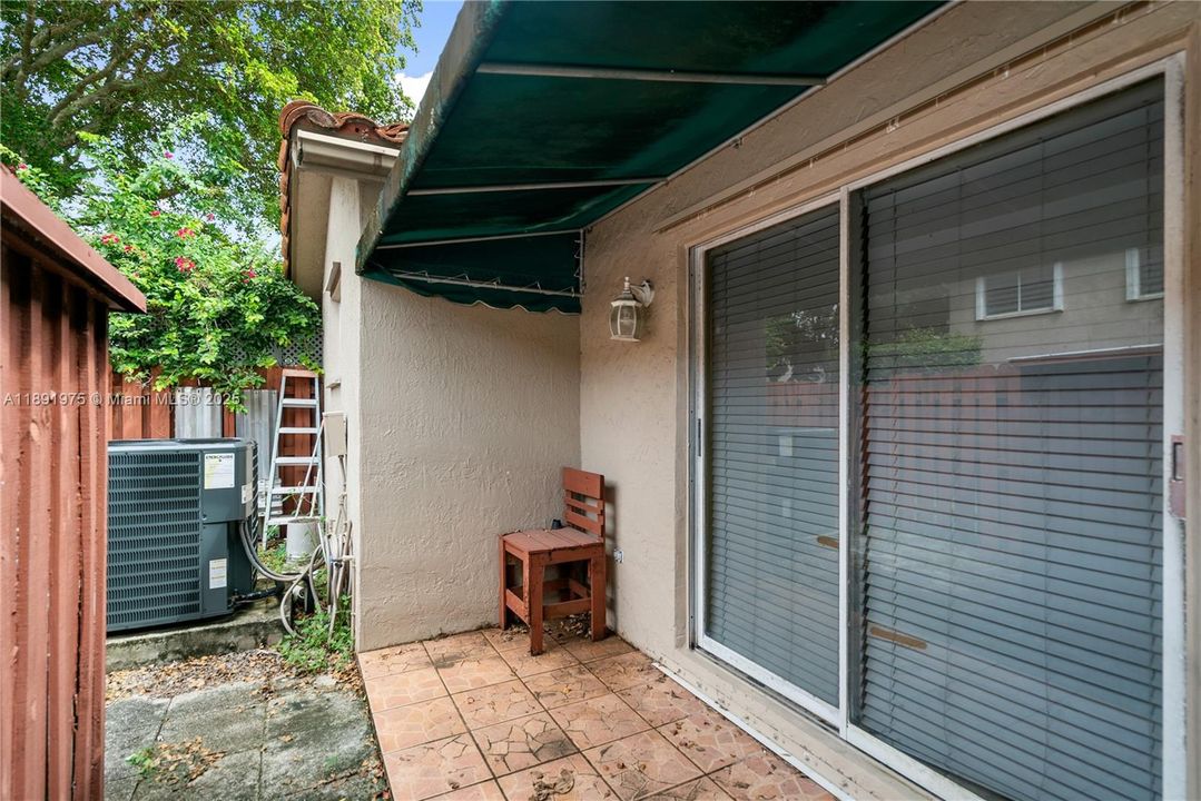 合同活跃: $400,000 (3 贝兹, 2 浴室, 1070 平方英尺)