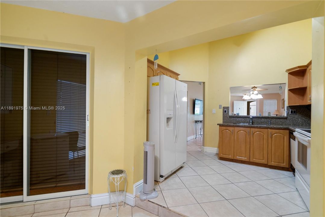 合同活跃: $400,000 (3 贝兹, 2 浴室, 1070 平方英尺)