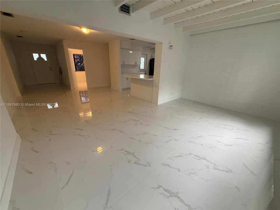 合同活跃: $3,500 (4 贝兹, 2 浴室, 1842 平方英尺)