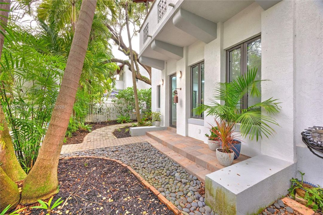 Active With Contract: $1,399,000 (3 beds, 2 baths, 1890 Square Feet)