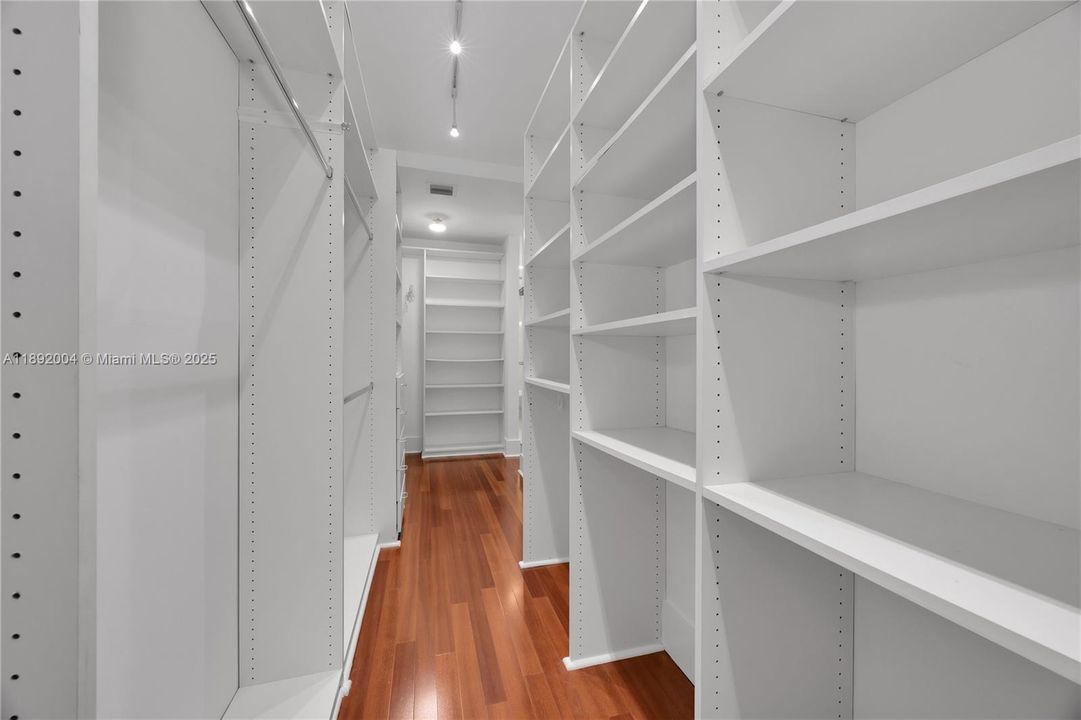 Active With Contract: $1,399,000 (3 beds, 2 baths, 1890 Square Feet)