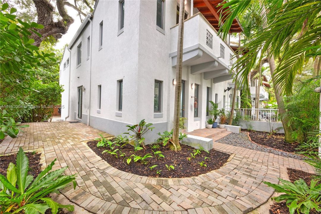 Active With Contract: $1,399,000 (3 beds, 2 baths, 1890 Square Feet)