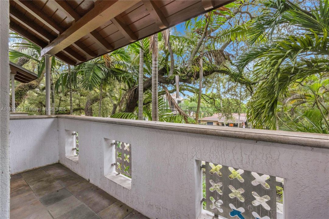 Active With Contract: $1,399,000 (3 beds, 2 baths, 1890 Square Feet)