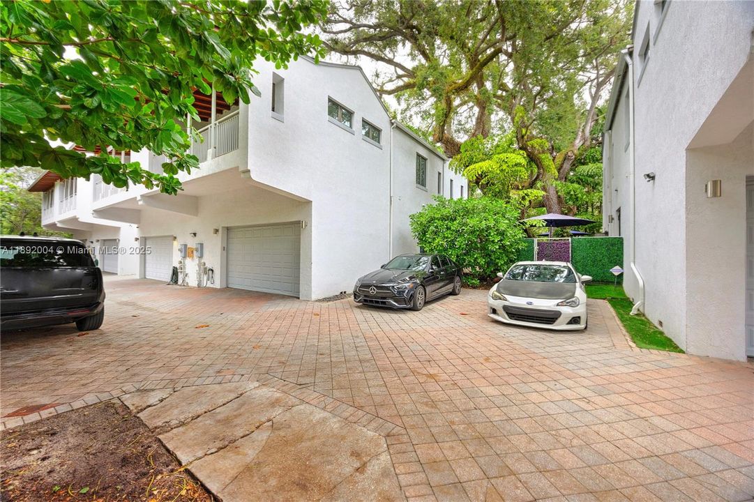 Active With Contract: $1,399,000 (3 beds, 2 baths, 1890 Square Feet)