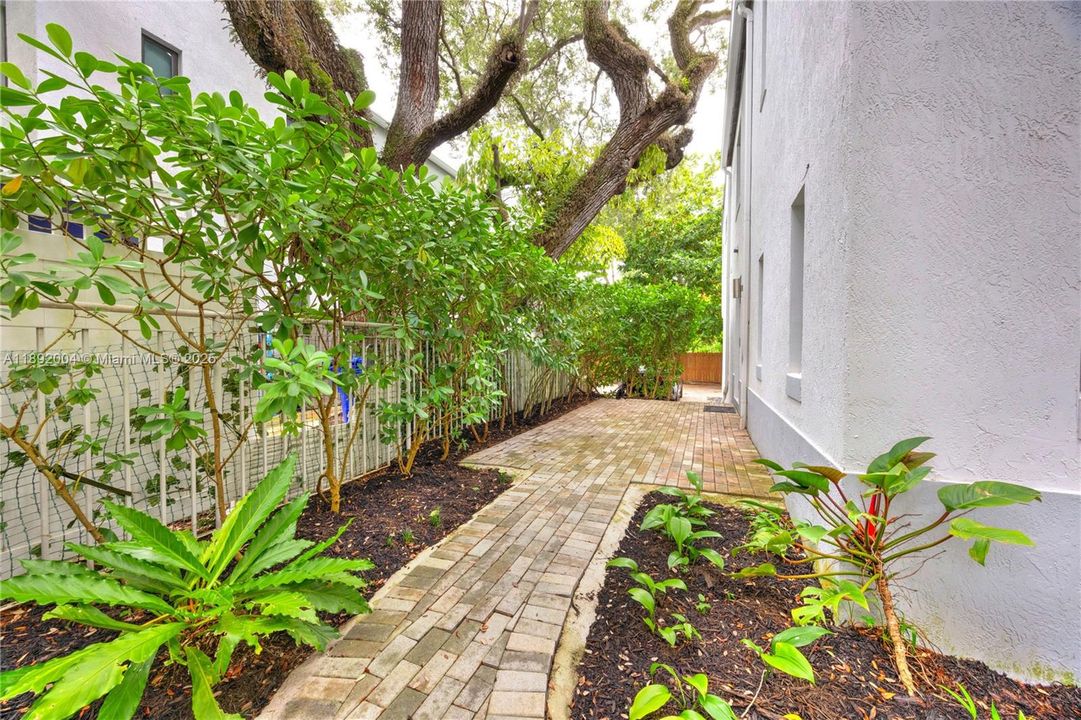 Active With Contract: $1,399,000 (3 beds, 2 baths, 1890 Square Feet)